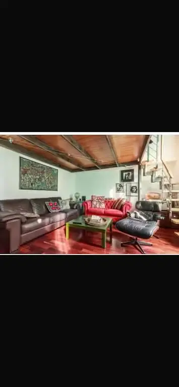 Wohnzimmer; holzbalken, holzboden, tageslicht