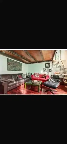 Salón; vigas de madera, suelo de madera, luz natural