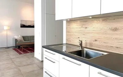 Mutfak; mutfak aletleri, ahşap zemin, doğal ışık, modern stil