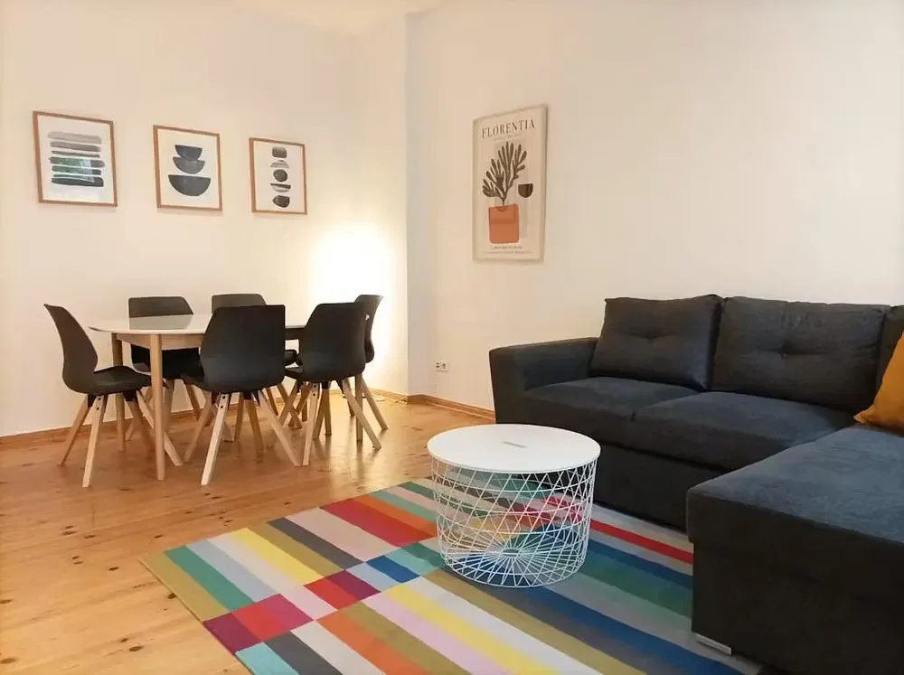 Dnevna soba; drveni pod, prirodno svjetlo, moderni stil