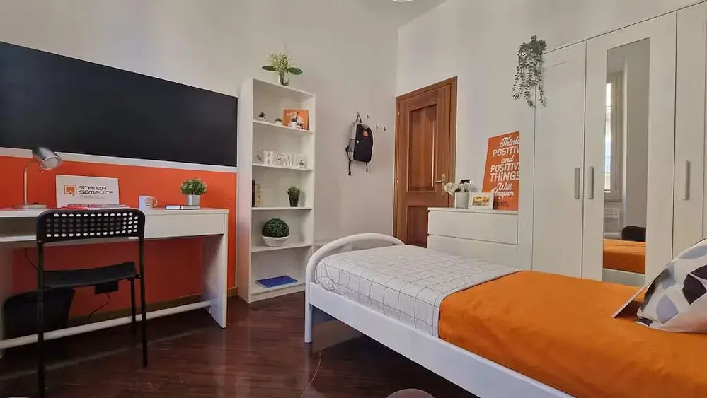 Yatak odası; doğal ışık, modern stil, ahşap zemin