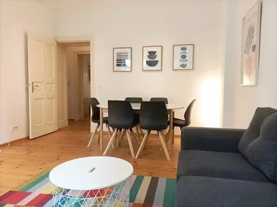 Dnevna soba; drveni pod, prirodno svjetlo, moderni stil