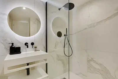 Salle de bain; carrelage, rénové, lumière naturelle