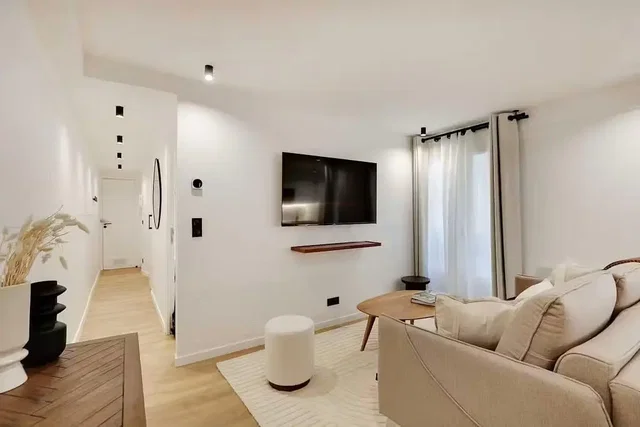 Salón; luz natural, estilo moderno, suelo de madera