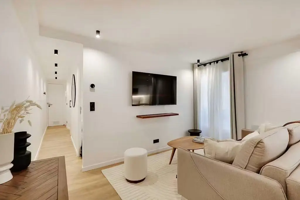 Salon; lumière naturelle, style moderne, parquet