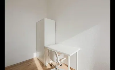 Spálňa; drevená podlaha, prirodzené svetlo