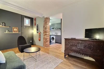Salon; parquet, lumière naturelle, style moderne