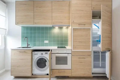 Cuisine; électroménager, carrelage, rénové, lumière naturelle