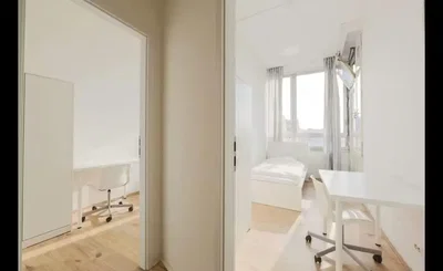 Spálňa; drevená podlaha, prirodzené svetlo
