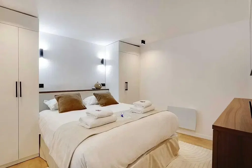 Chambre; lumière naturelle, parquet