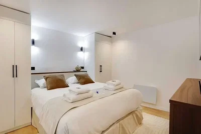 Chambre; lumière naturelle, parquet