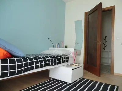 Schlafzimmer; holzboden, tageslicht