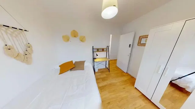 Camera da letto; pavimento in legno, luce naturale