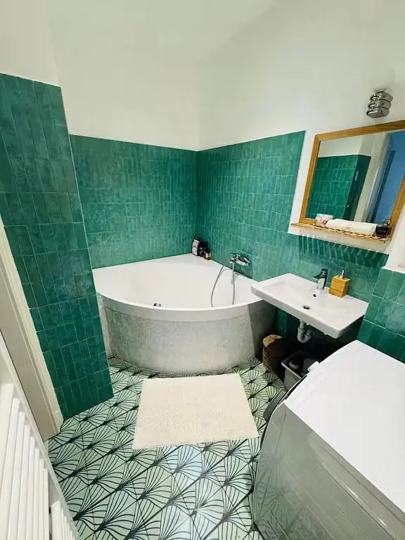 Bagno; pavimento in piastrelle, luce naturale