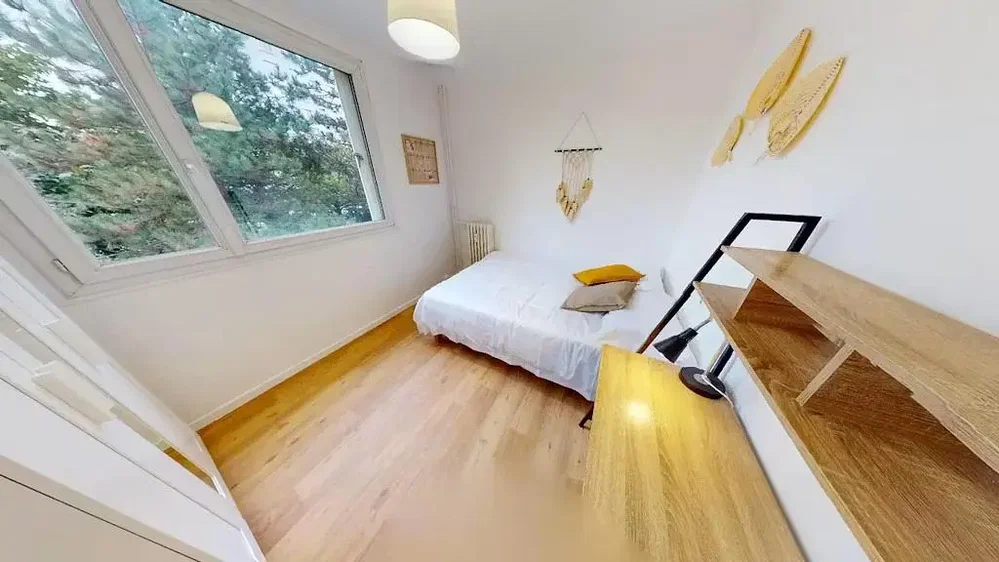 Camera da letto; pavimento in legno, luce naturale, stile moderno