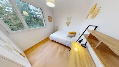 Camera da letto; pavimento in legno, luce naturale, stile moderno