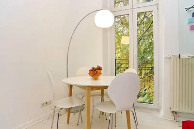 Σαλόνι; φυσικό φως, ξύλινο πάτωμα