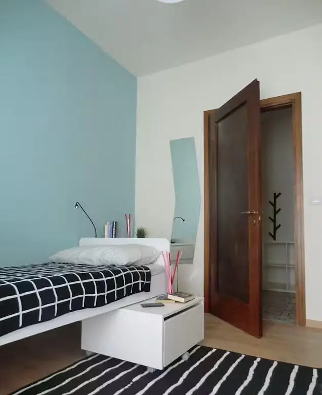 Schlafzimmer; tageslicht, holzboden