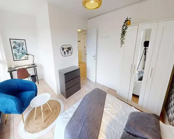 Camera da letto; luce naturale, pavimento in legno