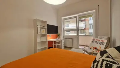 Yatak odası; doğal ışık, ahşap zemin