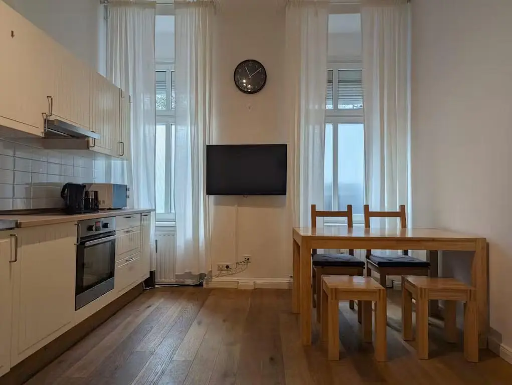 Cuisine; parquet, lumière naturelle, électroménager