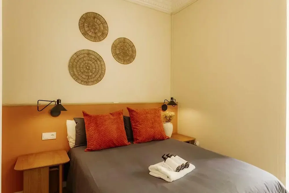 Yatak odası; rustik stil, doğal ışık