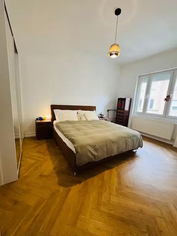 Camera da letto; pavimento in legno, luce naturale