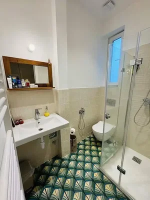 Bagno; pavimento in piastrelle, luce naturale