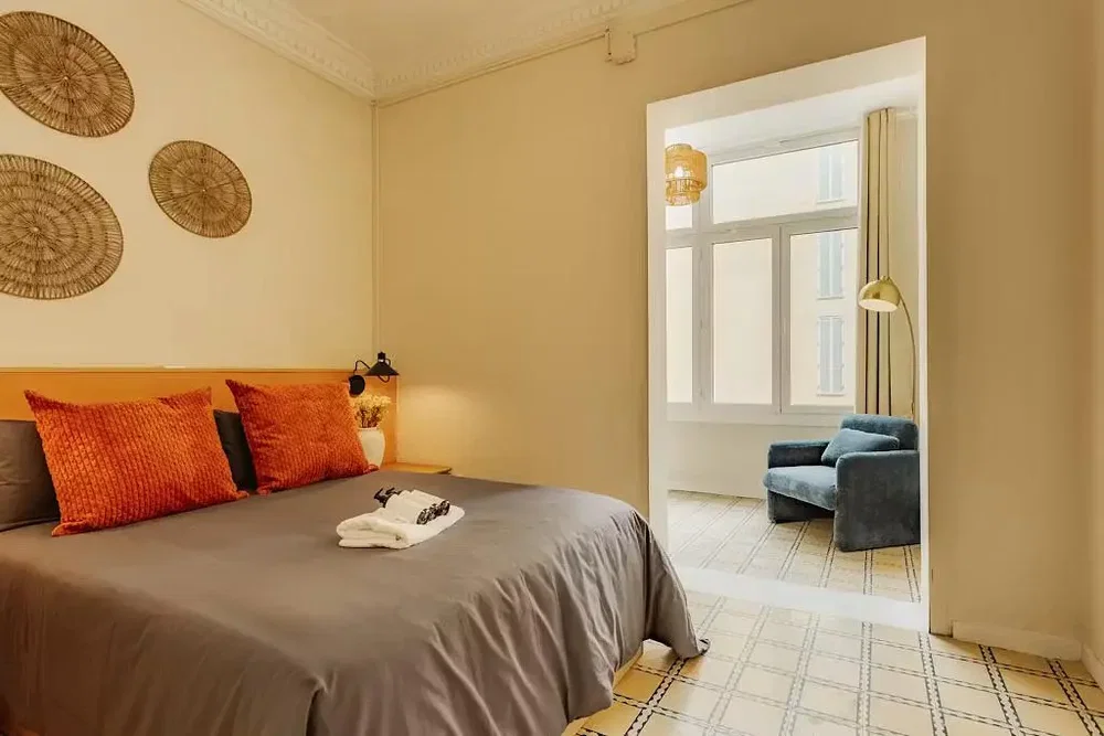 Yatak odası; doğal ışık, modern stil