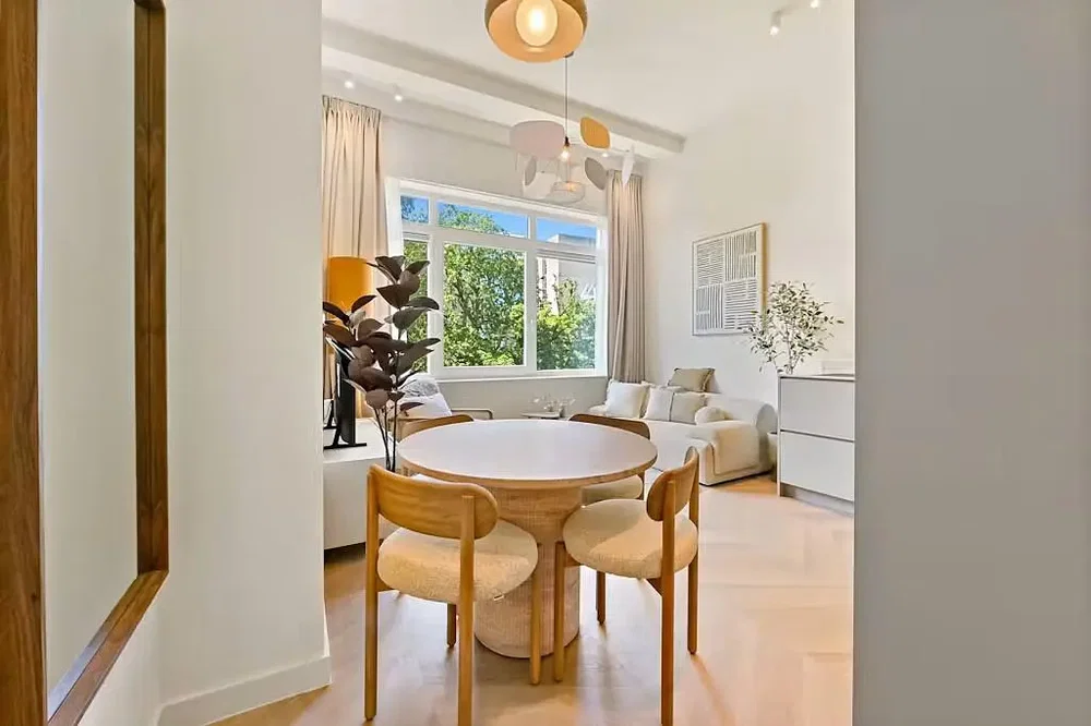 Salon; lumière naturelle, style moderne, parquet