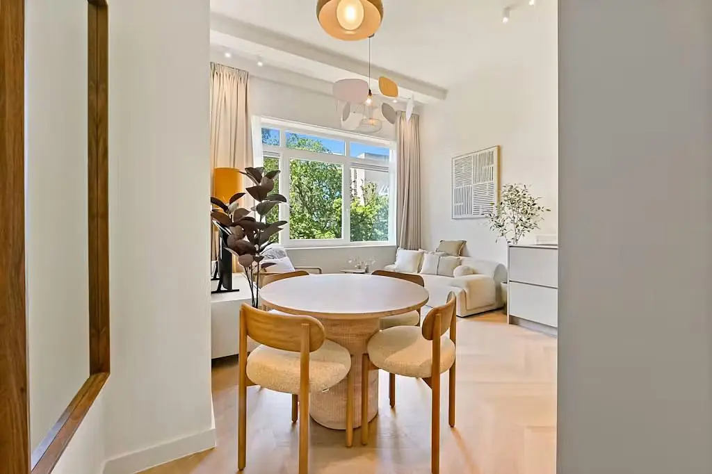 Salon; lumière naturelle, style moderne, parquet