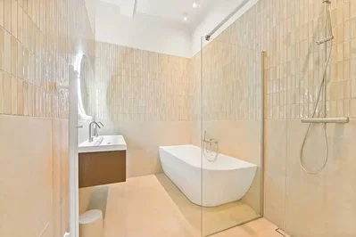 Salle de bain; carrelage, rénové, lumière naturelle