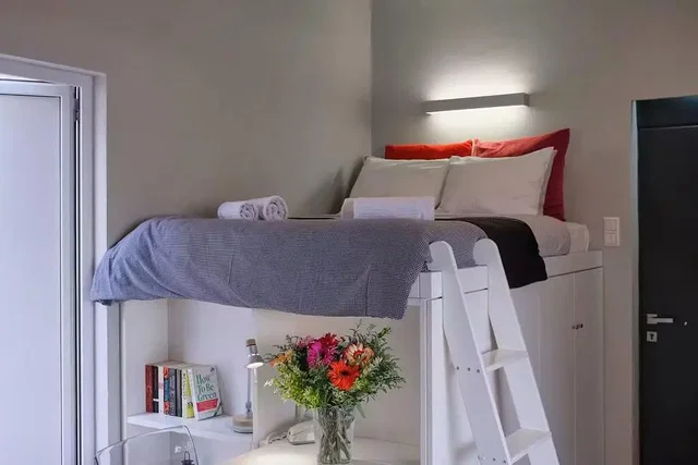 Camera da letto; luce naturale, travi in legno
