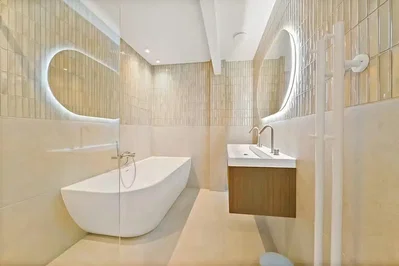 Badezimmer; fliesenboden, renoviert, tageslicht