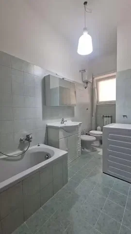 Купатило; плочице, природно светло