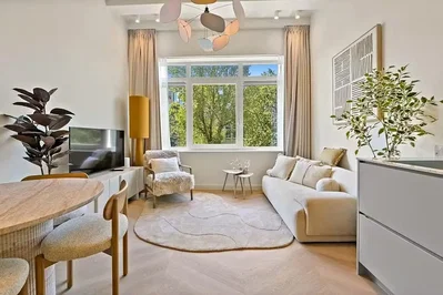 Salon; lumière naturelle, style moderne, parquet