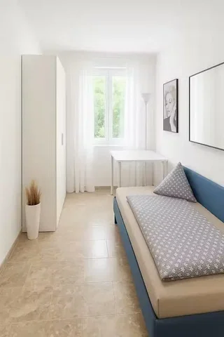 Spálňa; dlažba, prirodzené svetlo