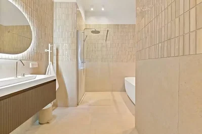 حمام; أرضية من البلاط, مجدد, ضوء طبيعي