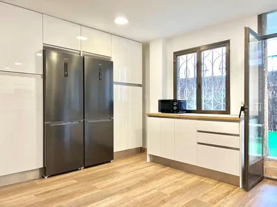 Cuisine; électroménager, parquet, lumière naturelle