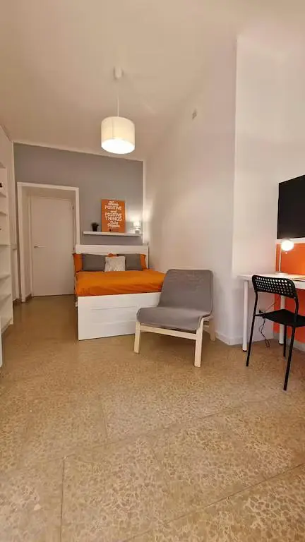 Schlafzimmer; fliesenboden, tageslicht