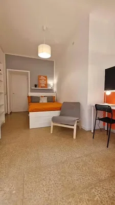 Schlafzimmer; fliesenboden, tageslicht