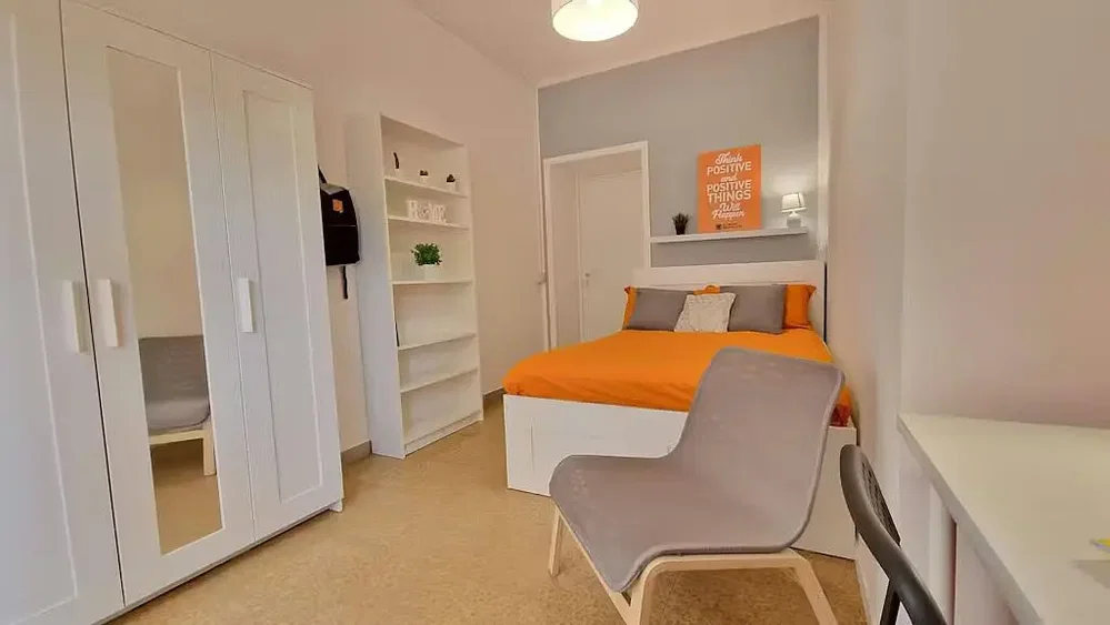 Schlafzimmer; holzboden, tageslicht