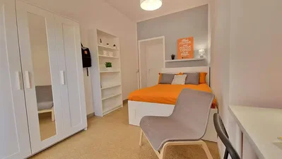 Schlafzimmer; holzboden, tageslicht