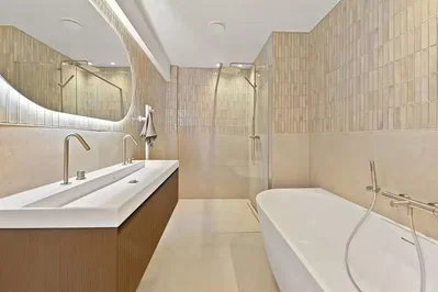 Salle de bain; carrelage, rénové, lumière naturelle
