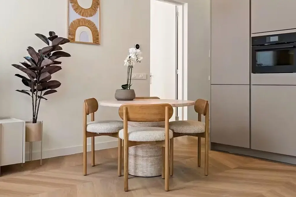 مطبخ; أجهزة المطبخ, أرضية من البلاط, أرضية خشبية, ضوء طبيعي, أسلوب عصري