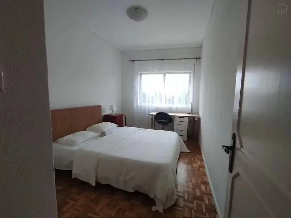 Schlafzimmer; holzboden, tageslicht