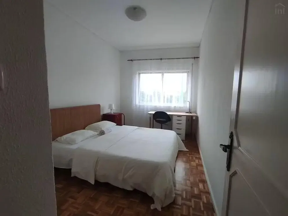 Schlafzimmer; holzboden, tageslicht