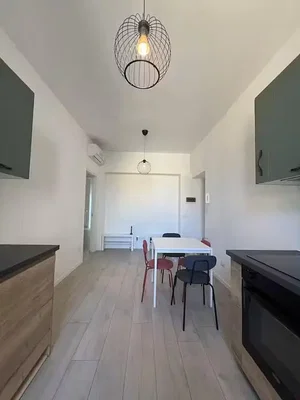 Cucina; elettrodomestici, pavimento in legno, luce naturale