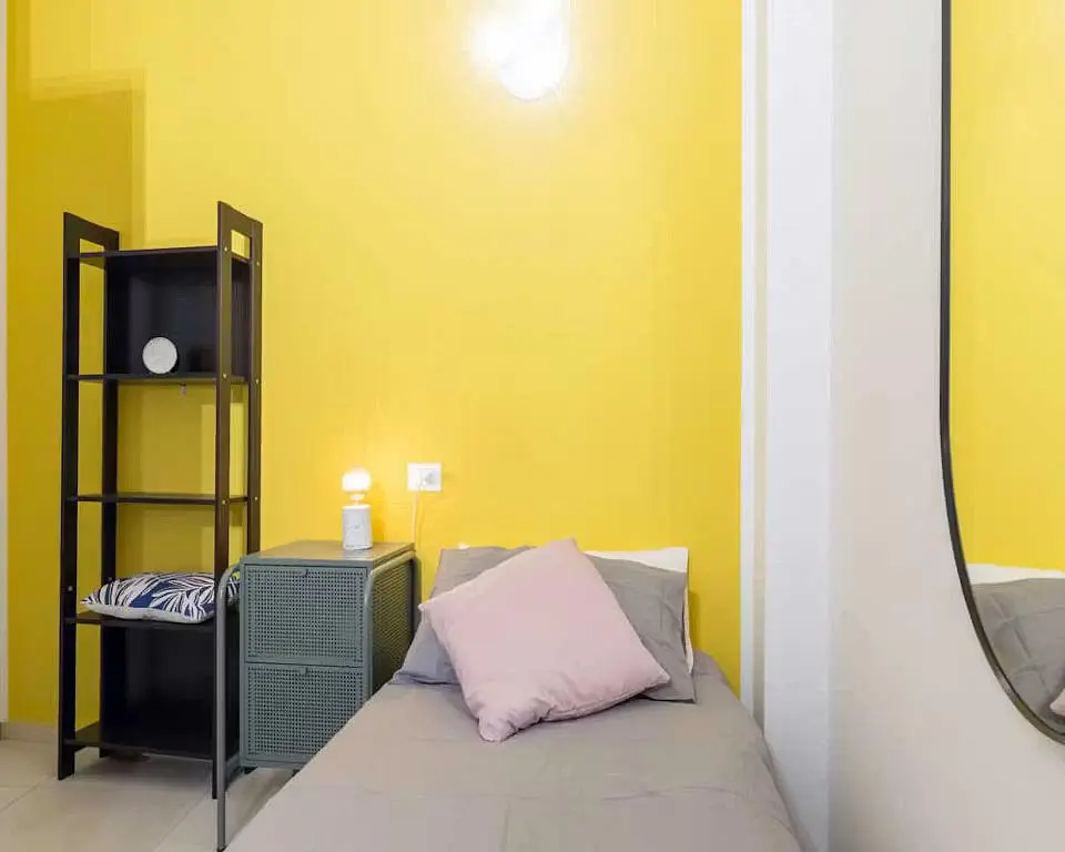 Quarto; chão de azulejo, luz natural
