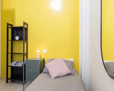 Quarto; chão de azulejo, luz natural